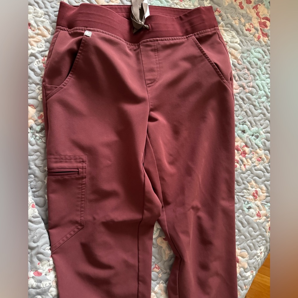 Figs Pants, XS Zamora jogger Dark Cherry - Picture 5 of 7